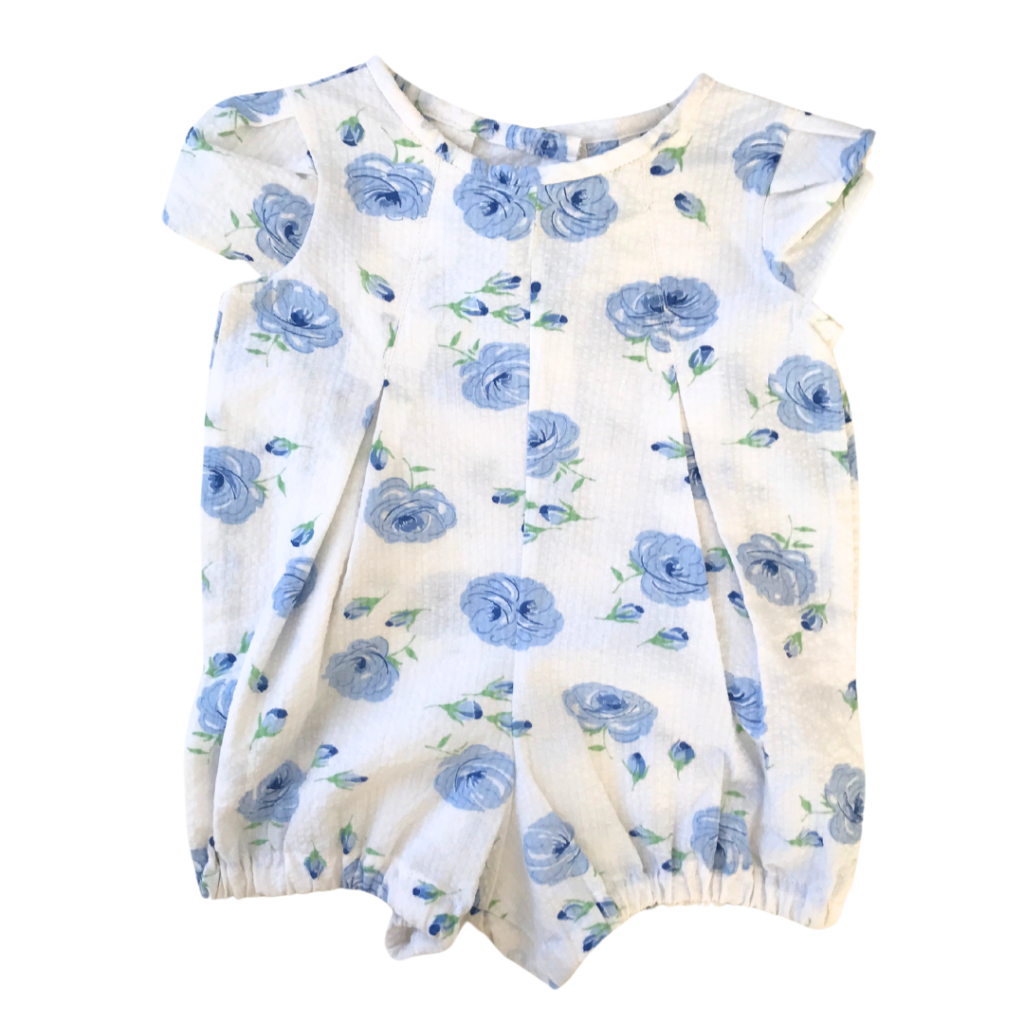 Vit body med blåa blommor (st 68-74)